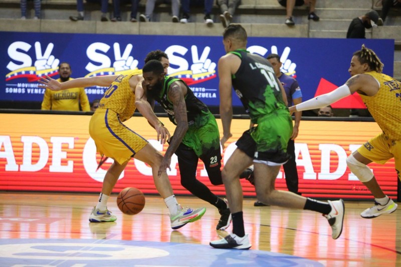 "62 a 55" a punta de defensa por parte Guaiqueries a Heroes 2 Terry Thomas 2