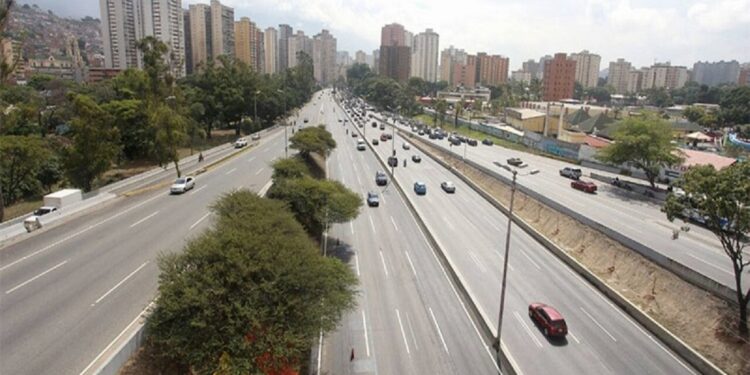 Carmen Meléndez supervisó trabajos de recuperación en la autopista Valle Coche 1 Autopista Valle-Coche, ubicada en Caracas