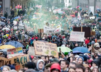 Las fuerzas policiales intercedieron para evitar heridos y destrozos materiales