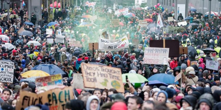Bruselas: 8.000 personas manifestaron ante medidas por COVID-19 1 Las fuerzas policiales intercedieron para evitar heridos y destrozos materiales
