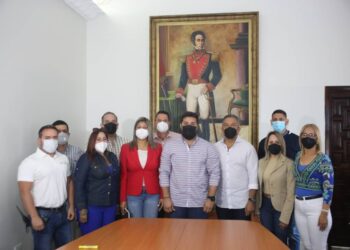 Ernesto Luna, gobernador de Monagas junto a parte de su tren ejecutivo.