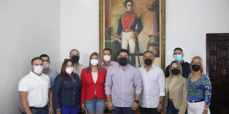 Ernesto Luna, gobernador de Monagas junto a parte de su tren ejecutivo.