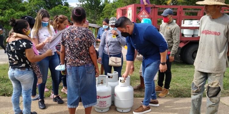 Gasmaca entregó 85 cilindros a habitantes del sector Caño de Los Becerros 1 gasmaca entrego 85 cilindros a habitantes del sector cano de los becerros laverdaddemonagas.com cano los becerros 1