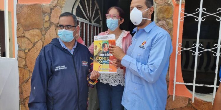 Ministerio de Obras Públicas y Alcaldía de Lara dignificaron a 350 familias con la titularidad de sus tierras 1 Viceministro de Obras Públicas Juan Ramírez junto al alcalde Luis Reyes haciendo entrega de la titularidad de tierras.
