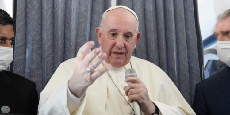 Papa Francisco: muchos jóvenes "son de redes sociales pero pocos sociales" 1 El Papa Francisco se encuentra visitando Grecia