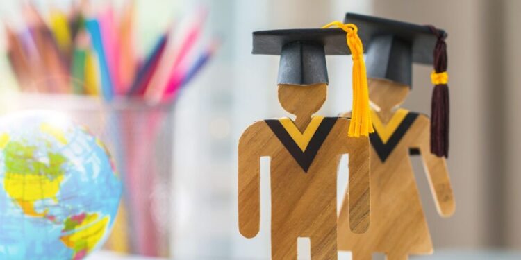 24 de enero: Día Internacional de la Educación 1 America Education knowledge learning study abroad international Ideas. Student Sign wood with Graduation celebrating cap on open textbook with model global map,alternative studying world wide