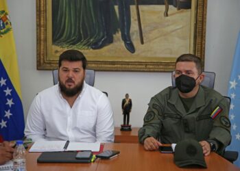 Ernesto Luna, gobernador de Monagas junto al  GD Ernesto Pérez Mota, comandante de la Zodi en esa entidad.