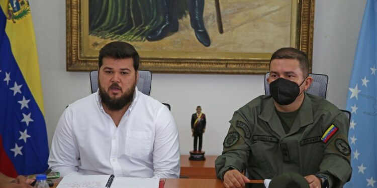 Gobernador Ernesto Luna anunció normalización del suministro de gasolina en Monagas 1 Ernesto Luna, gobernador de Monagas junto al GD Ernesto Pérez Mota, comandante de la Zodi en esa entidad.