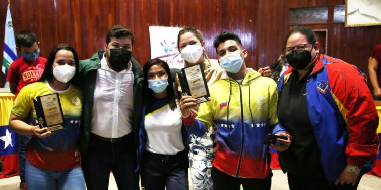 Gobernación y alcaldía de Maturín condecoran a deportistas monaguenses 1 Autoridades de Monagas realizaron entrega de reconocimientos a los deportistas.