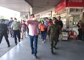 GD Pérez Mota, Cmdte. de la Zodi Monagas en compañía de Alberto Rodríguez, Autoridad Única de Transporte.