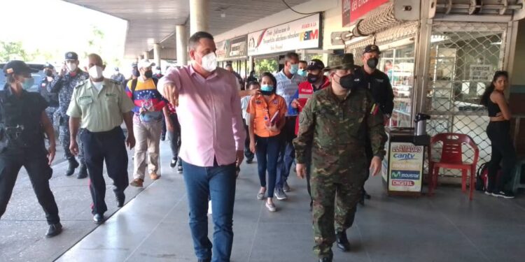 GD Pérez Mota, Cmdte. de la Zodi Monagas en compañía de Alberto Rodríguez, Autoridad Única de Transporte.