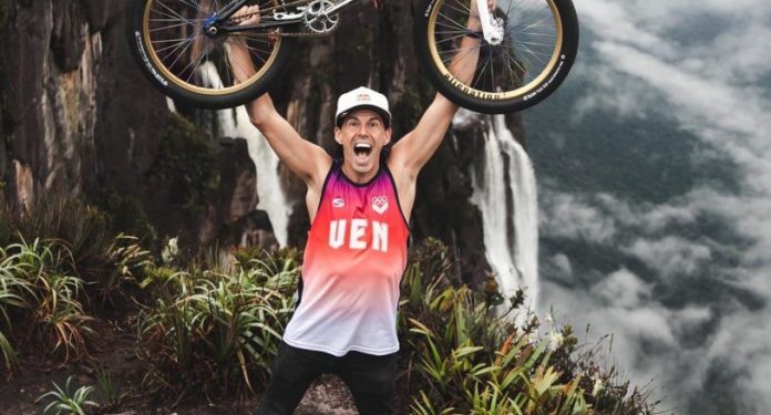 Daniel Dhers Llevo su Bicicleta Al Salto Ángel 1 Daniel Dhers Salto Angel Foto Instagram e1641901912124 696x632 1