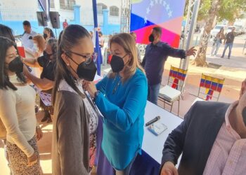 Yelitze Santaella entregó reconocimientos a docentes