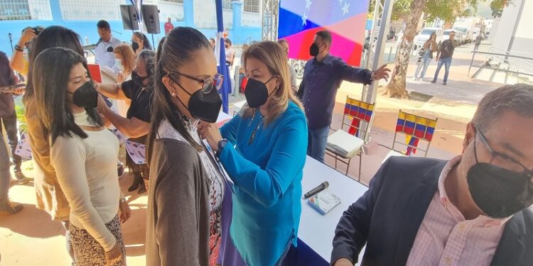 Yelitze Santaella entregó reconocimientos a docentes