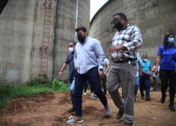 Gobernador Ernesto Luna, realizando inspección en la planta de almacenamiento de Alto Guri.