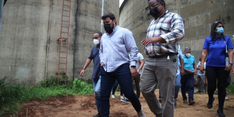 Gobernador Ernesto Luna, realizando inspección en la planta de almacenamiento de Alto Guri.