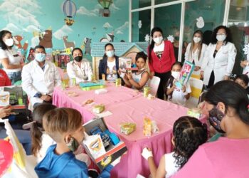 La alegría de los niños al ver sus juguetes