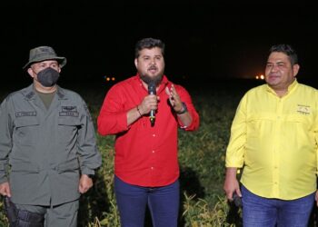 Gobernador Ernesto Luna, acompañado por el productor Juan Carlos Pérez y el comandante de la ZODI, general Ernesto Pérez Mota