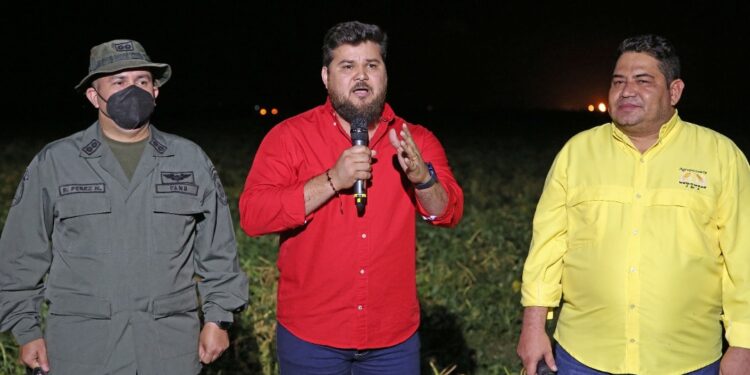 Luna verificó inicio de cosecha de 2 mil hectáreas de frijol en Aguasay 1 Gobernador Ernesto Luna, acompañado por el productor Juan Carlos Pérez y el comandante de la ZODI, general Ernesto Pérez Mota