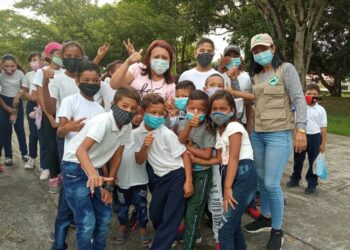 Gerente general de INATUR compartiendo con los niños