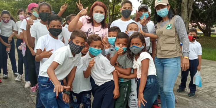 Realizaron actividad de turismo social en el parque Andrés Eloy en Monagas 1 Gerente general de INATUR compartiendo con los niños