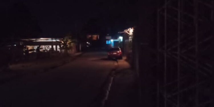 Viven en completa oscuridad hace más de 15 años 1 Habitantes piden que solventen el problema del alumbrado público