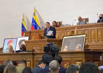 "gracias a esa firmeza se ha evidenciado un debate político con la oposición", dijo Escarrá.