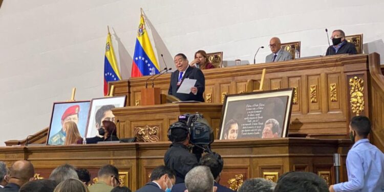 "Rodríguez tiene una forma firme de llevar el debate", dice Escarrá 1 "gracias a esa firmeza se ha evidenciado un debate político con la oposición", dijo Escarrá.