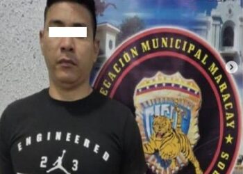 Aragua: detenido por fabricar prendas parecidas a organismos policiales 3 En la incautación se encontró logos de instituciones policiales