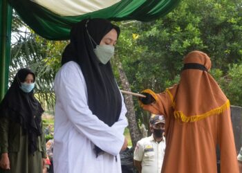 Los verdugos tuvieron que parar un momento porque a la mujer le dolía