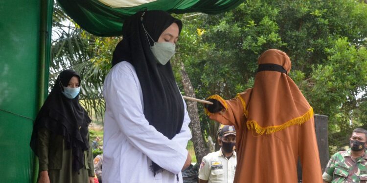 Indonesia: mujer recibió 100 latigazos por adulterio 1 Los verdugos tuvieron que parar un momento porque a la mujer le dolía