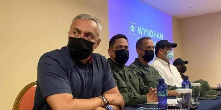 Ministro de Turismo encabezó jornada extraordinaria para entregar certificados y licencias en Margarita 1 Ministro Alí Padón junto a autoridades de Nueva Esparta.