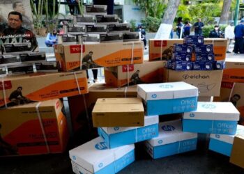 Entregan dos furgonetas, equipos tecnológicos e insumos al Senamecf