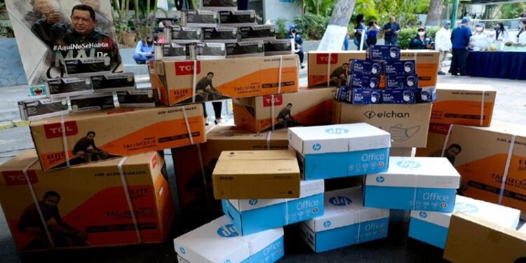 Entregan dos furgonetas, equipos tecnológicos e insumos al Senamecf 1 Entregan dos furgonetas, equipos tecnológicos e insumos al Senamecf