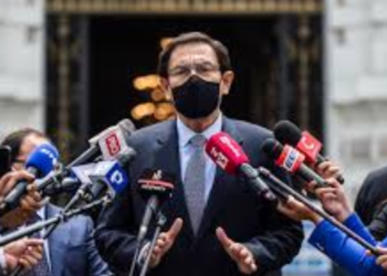 Es la segunda vez que el político da positivo a COVID-19