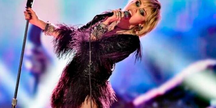 Miley Cyrus perdió su top durante concierto de Año Nuevo 1 aca056404d144e76a3929d4e55042721