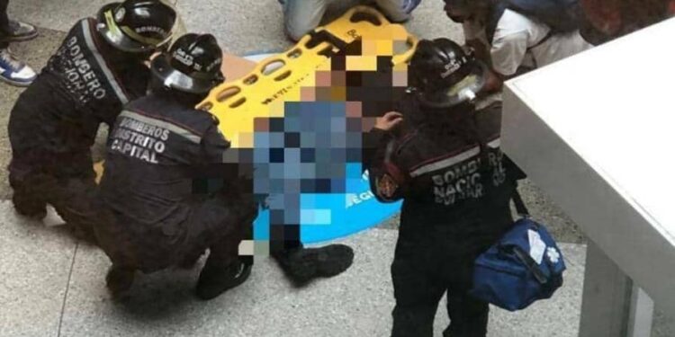Fallece adolescente que se lanzó del último piso en Sambil Caracas 1 Se presume que el adolescente tendría entre 15 y 17 años de edad.