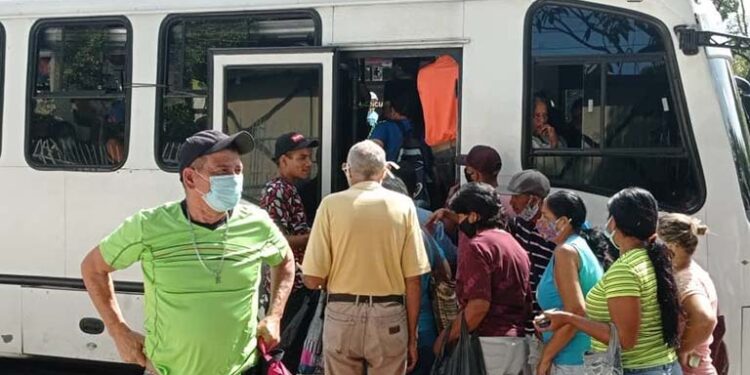 Transportistas prevén aumentar el pasaje a Bs. 3,00 1 Los choferes alegan que aumento de pasaje es por los costos del mantenimiento