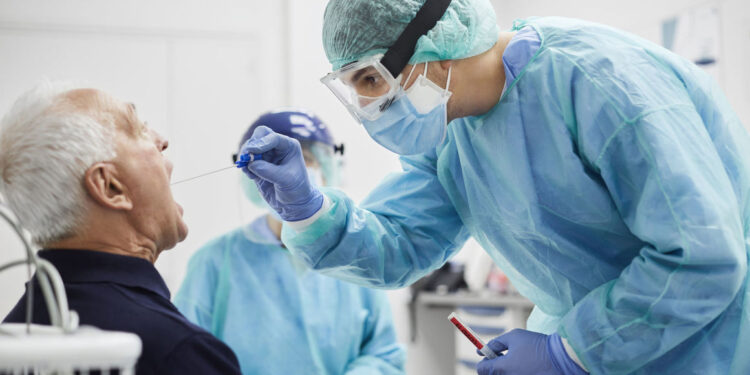 Autoridades indicaron una co-infecciones de Ómicron y Delta