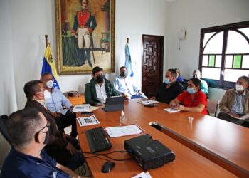 Gobernador Ernesto Luna en compañía de los directores de hospitales e instituciones de salud pública de Monagas.