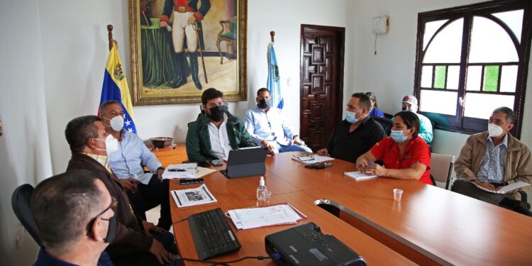 Gobernador Ernesto Luna en compañía de los directores de hospitales e instituciones de salud pública de Monagas.