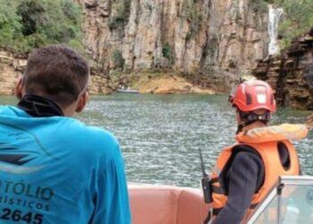 Continúa la búsqueda de personas tras el derrumbe.