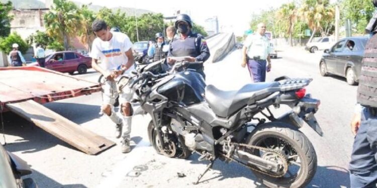 Falleció el escolta del Gobernador de La Guaira en aparatoso accidente 1 El escolta fue llevado al servicio médico donde falleció