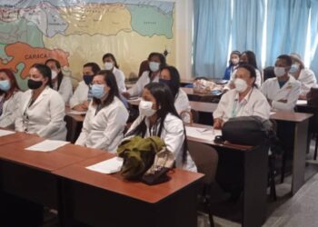 Médicos comunitarios se unen al sistema de salud regional.