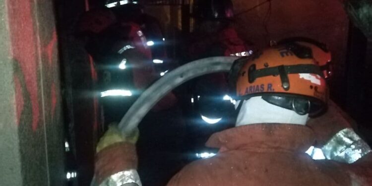 Fuerte incendio destruyó apartamento en Caricuao 1 No se registró lesionados en el lugar