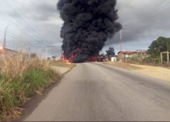 Al parecer el incendio se produjo tras un desperfecto mecánico de la gandola.