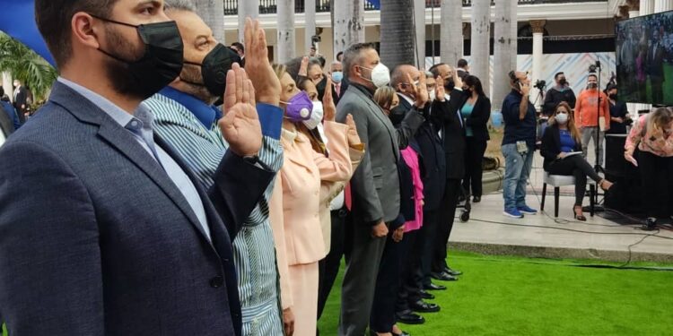 La juramentación se hizo desde el Palacio Federal Legislativo