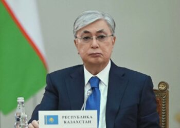 El presidente también ordenó toque de queda