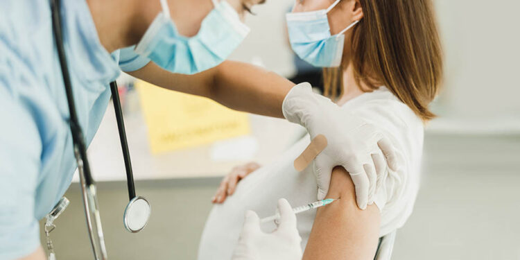 Recomiendan aplicar cuarta dosis de refuerzo del COVID-19 1 Este refuerzo evitará más propagación en el país