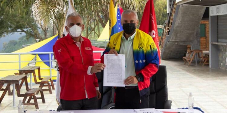 Firmado convenio para potencializar la formación de los trabajadores de turismo 1 Ministro Alí Padrón Paredes en compañía de José Rivero, ministro del proceso socialista del trabajo.